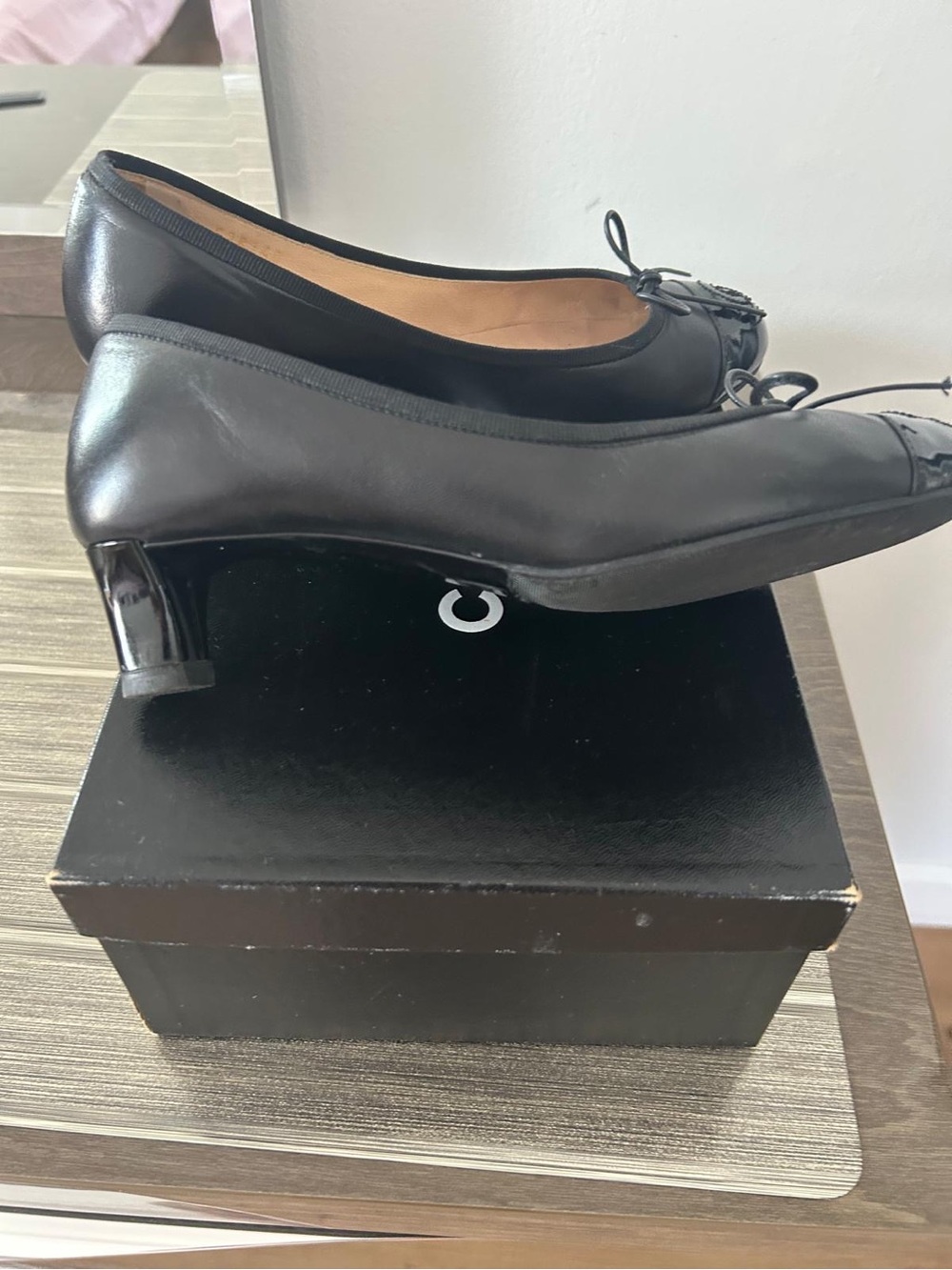CHANEL Black Leather Ballet Flats with Patent Cap-Toe and Bow - Picture 3 of 4